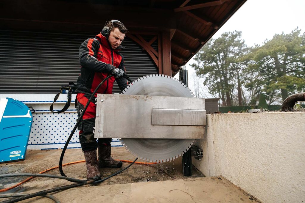 PHOTO DE L'ENTREPRISE STAMPER ENTRAIN DE RÉALISER LE SCIAGE BÉTON D'UN MURET