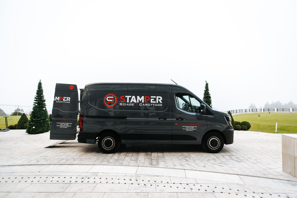 PHOTO DU CAMION DE L'ENTREPRISE STAMPER - SCIAAGE ET CAROTTAGE BÉTON